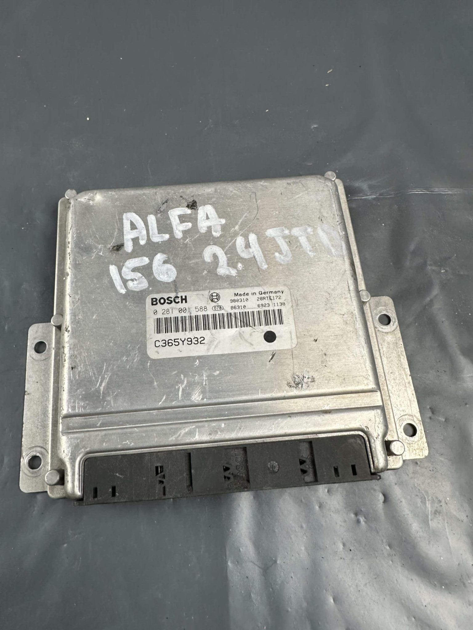 Engine ECU Control Module 0281001588 Alfa Romeo