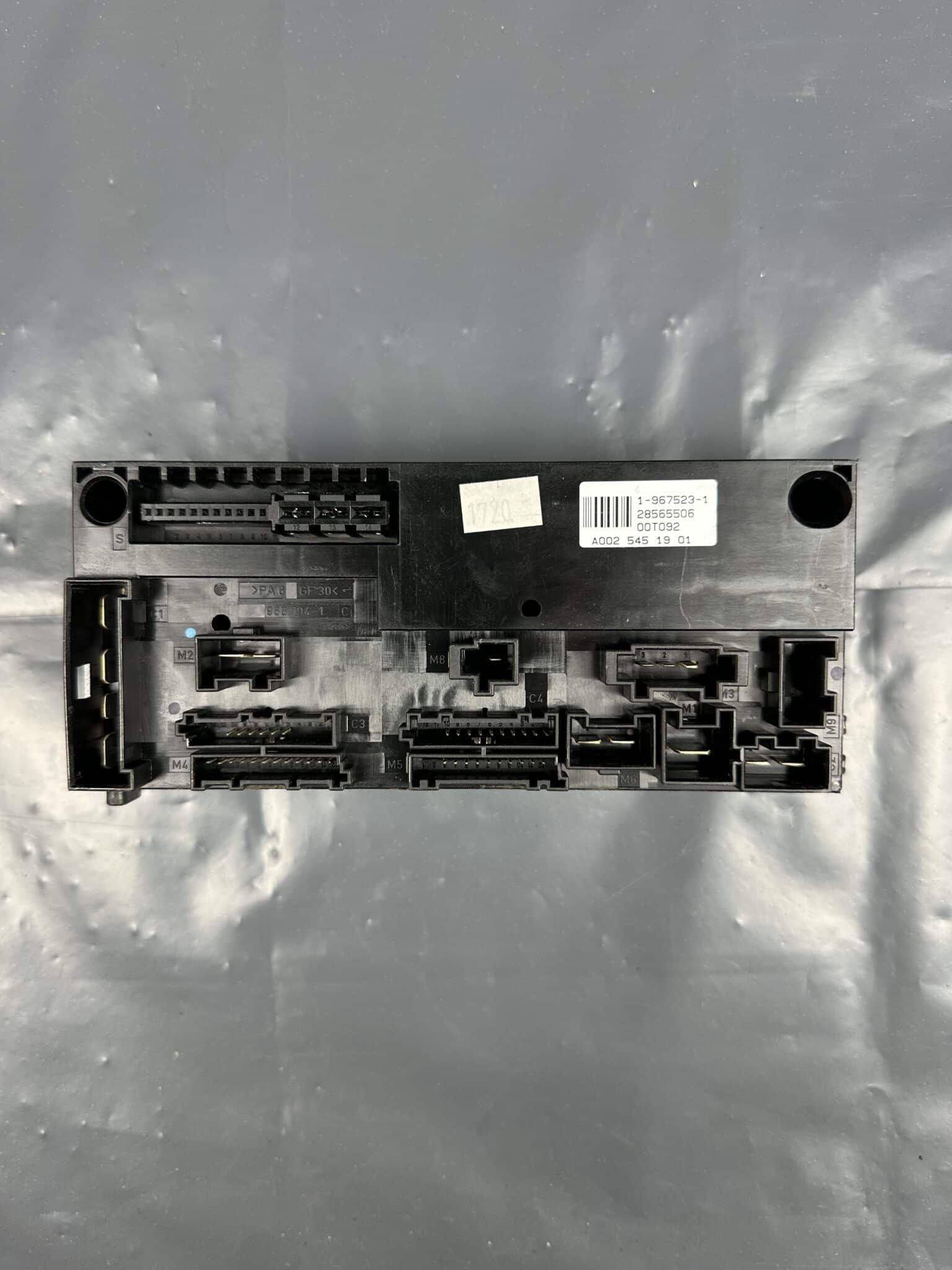 0025451901 Mercedes-Benz W202 W210 FUSE BOX