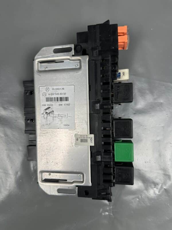 A0325458332 Mercedes-Benz W220 Front Right SAM Control Module 05045126