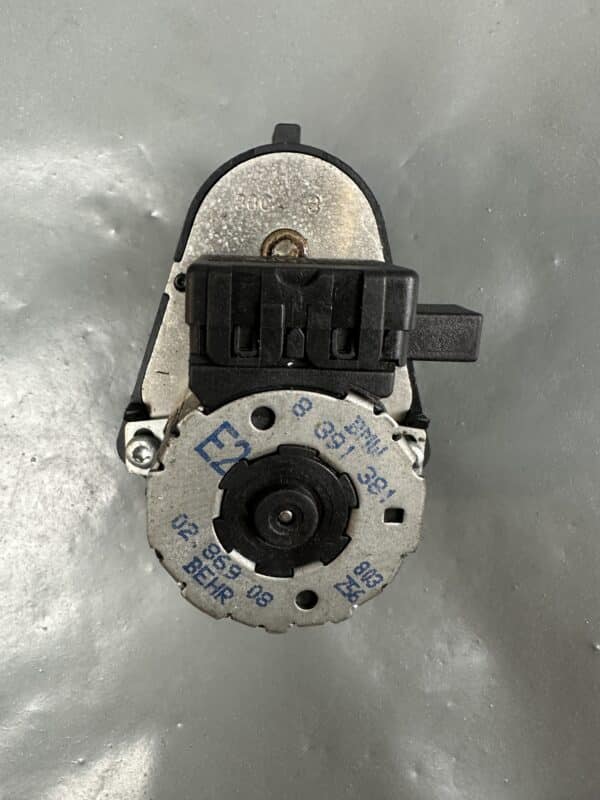 8391381 BMW E38 HVAC Flap Actuator Air Distribution Motor
