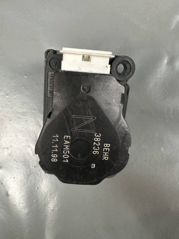 38236M Mercedes-Benz W220 HVAC Flap Actuator Air Distribution Motor