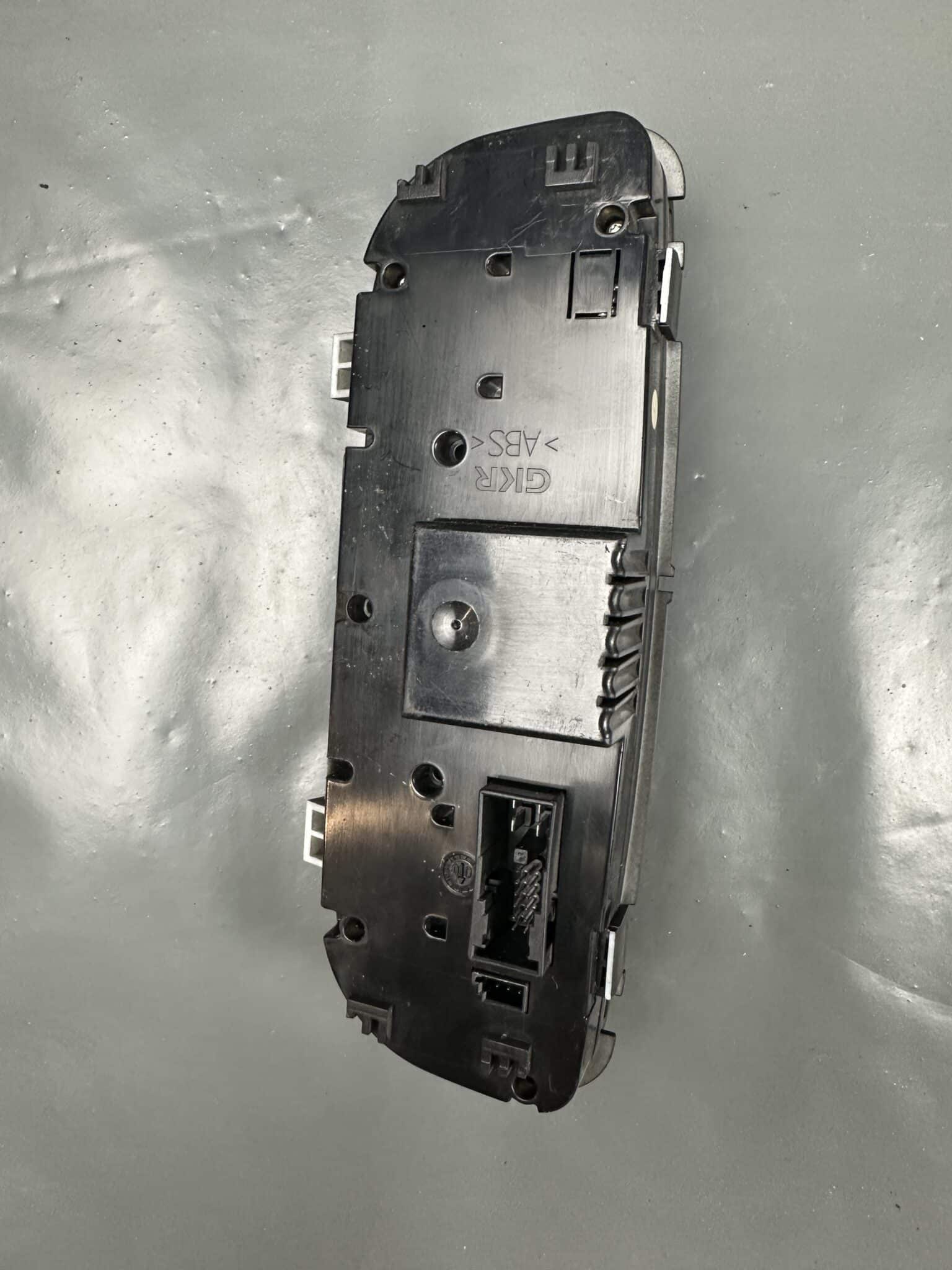 2038300285 / 9140010322 Mercedes W203 S203 CL203 Climate Control Panel