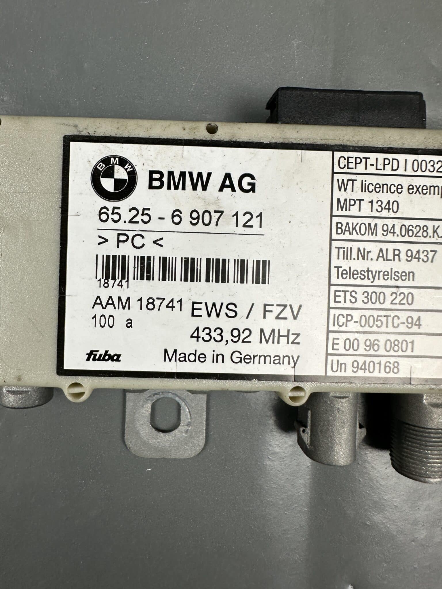 65256907121 / 6907121 BMW E46 Antenna Amplifier EWS FZV 433.92 MHz