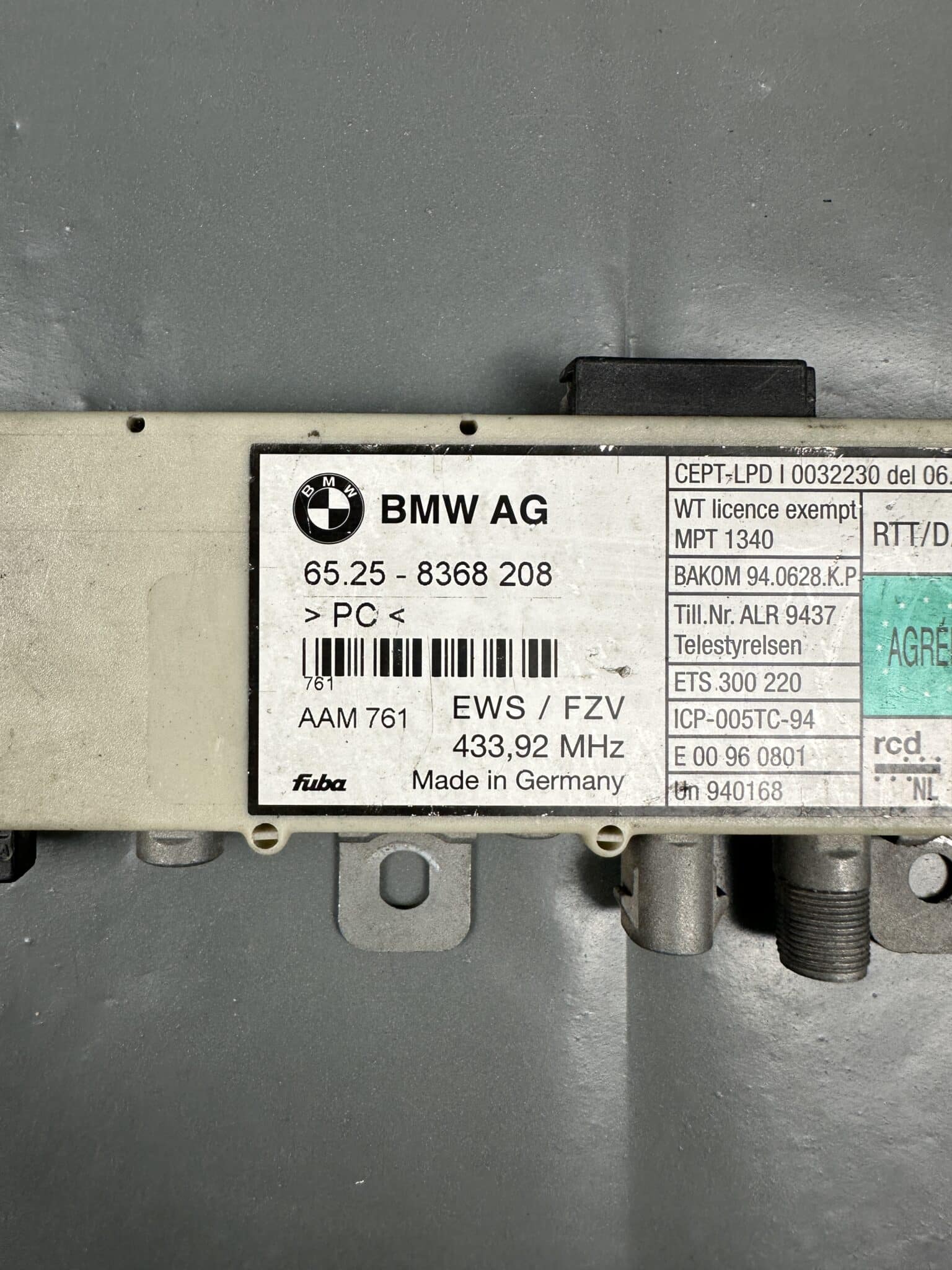 65258368208 / 8368208 BMW E46 Antenna Amplifier EWS FZV 433.92 MHz