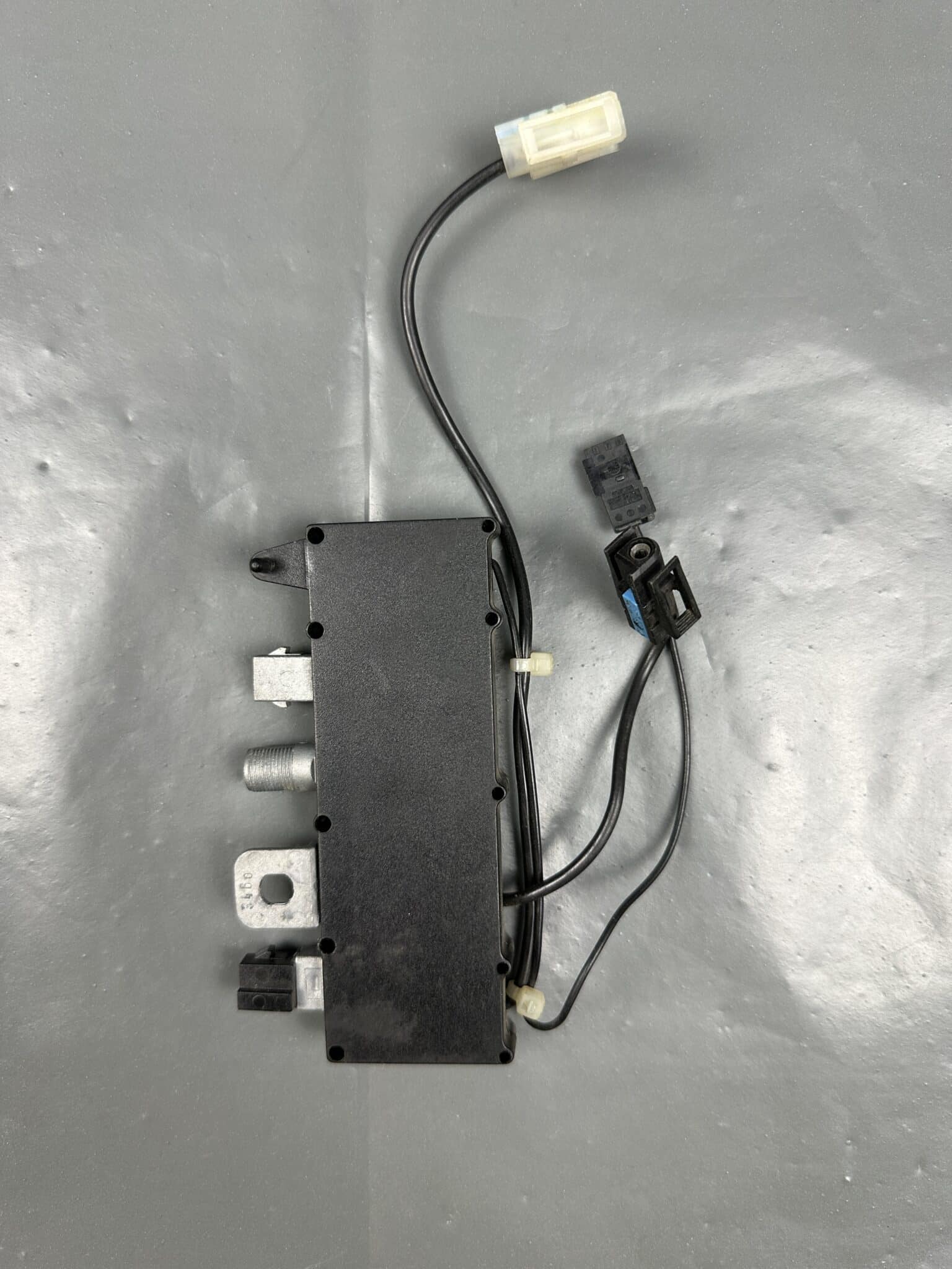 65258352499 8352499 BMW E38 E39 antenna amplifier Fuba AAR 433