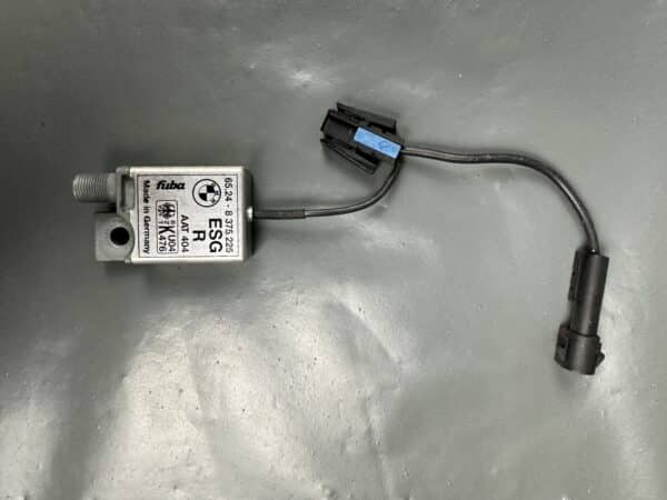 65248375225 / 8375225 BMW E38 Left TV Antenna Amplifier Fuba AAT 404
