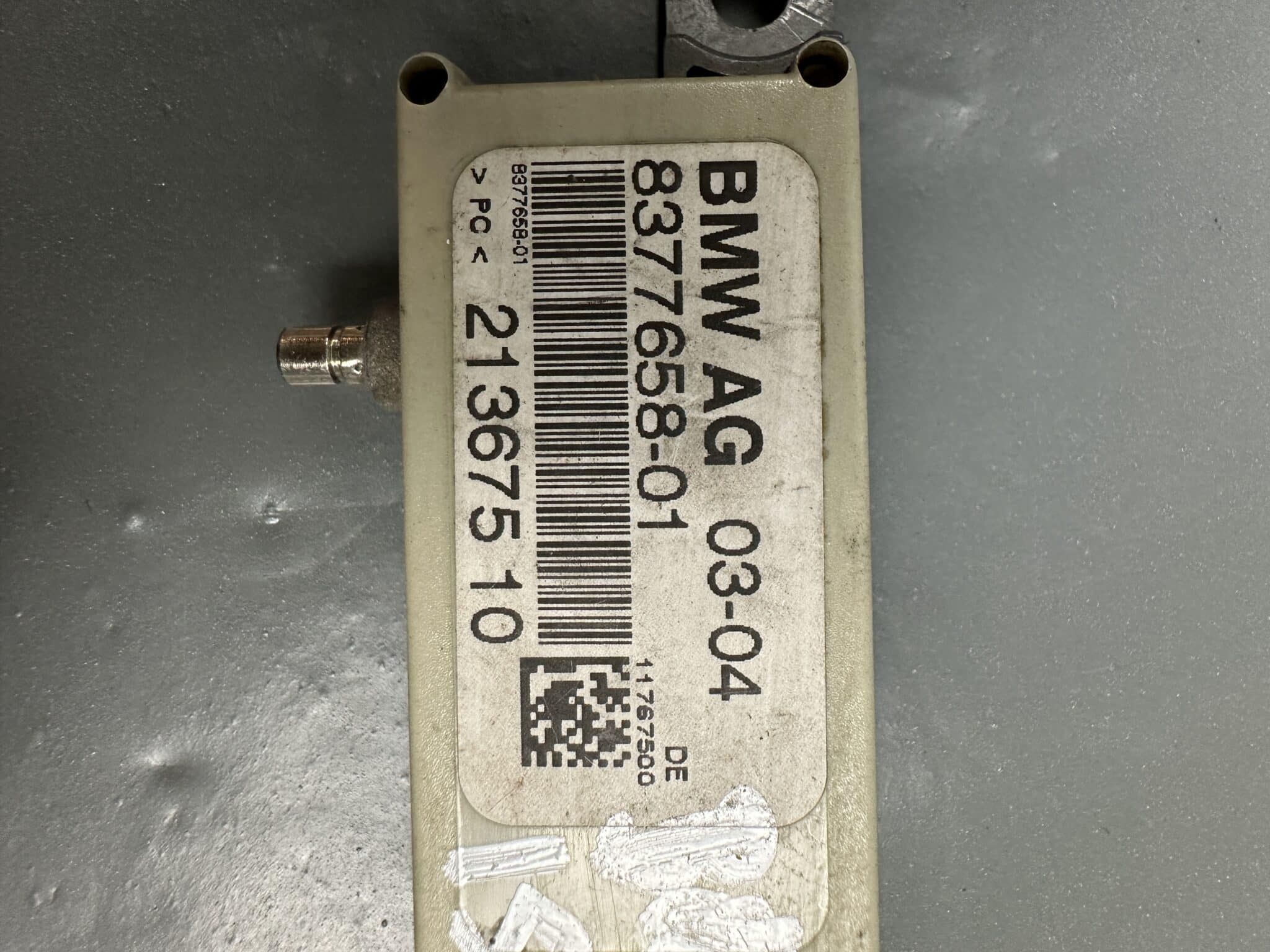 65268377658 / 8377658-01 BMW X5 E53 TV Antenna Amplifier Signal Booster Module