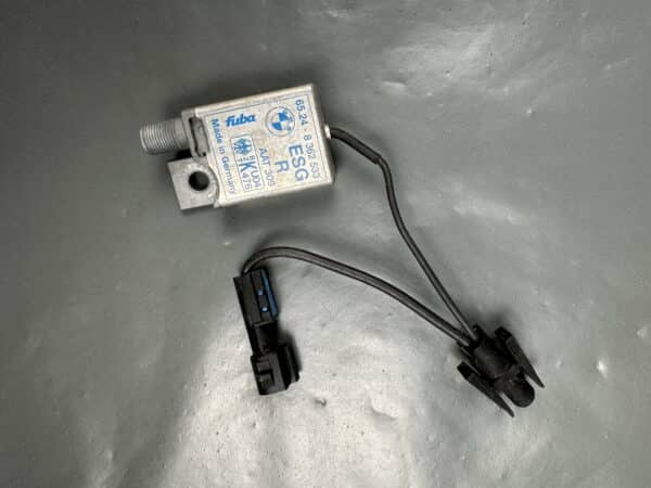 65248362533 / 8362533-01 BMW E39 Right TV Antenna Amplifier Signal Module Fuba