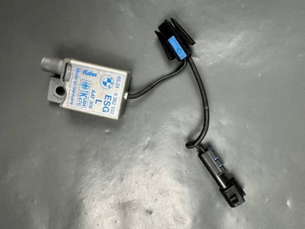 65248362532 / 8362532 BMW E39 Left TV Antenna Amplifier Signal Booster Fuba