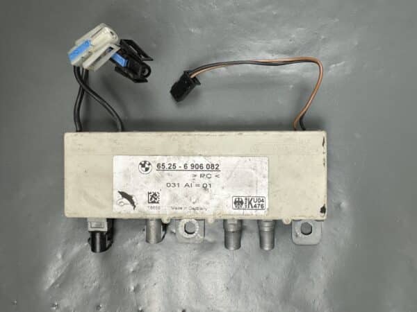 65256906082 / 6906082 BMW E39 Sedan Radio Antenna Amplifier Diversity Module