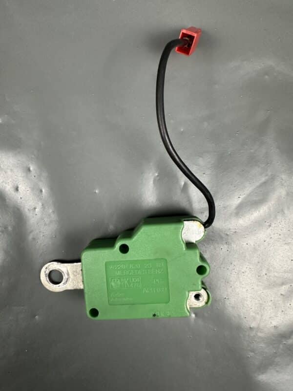 A2208202389 / 2208202389 Mercedes W220 S-Class Right C-Pillar Radio Antenna Amplifier Wave Trap Fuba
