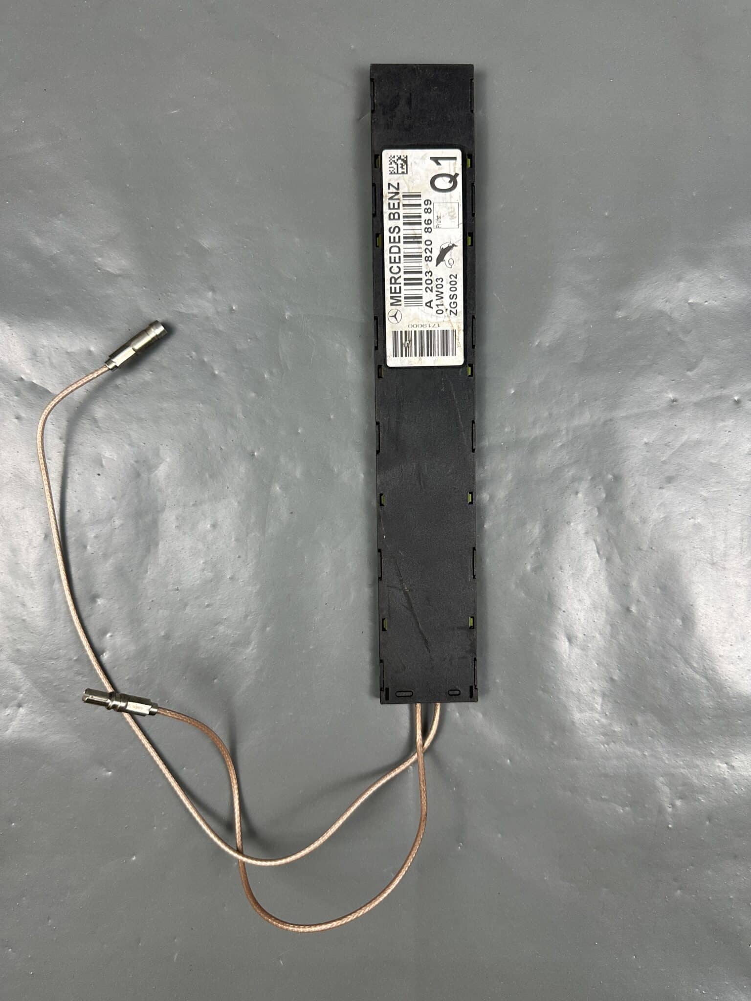 A2038208689 / 2038208689 Mercedes W203 S203 C-Class Rear Left Radio Antenna Amplifier