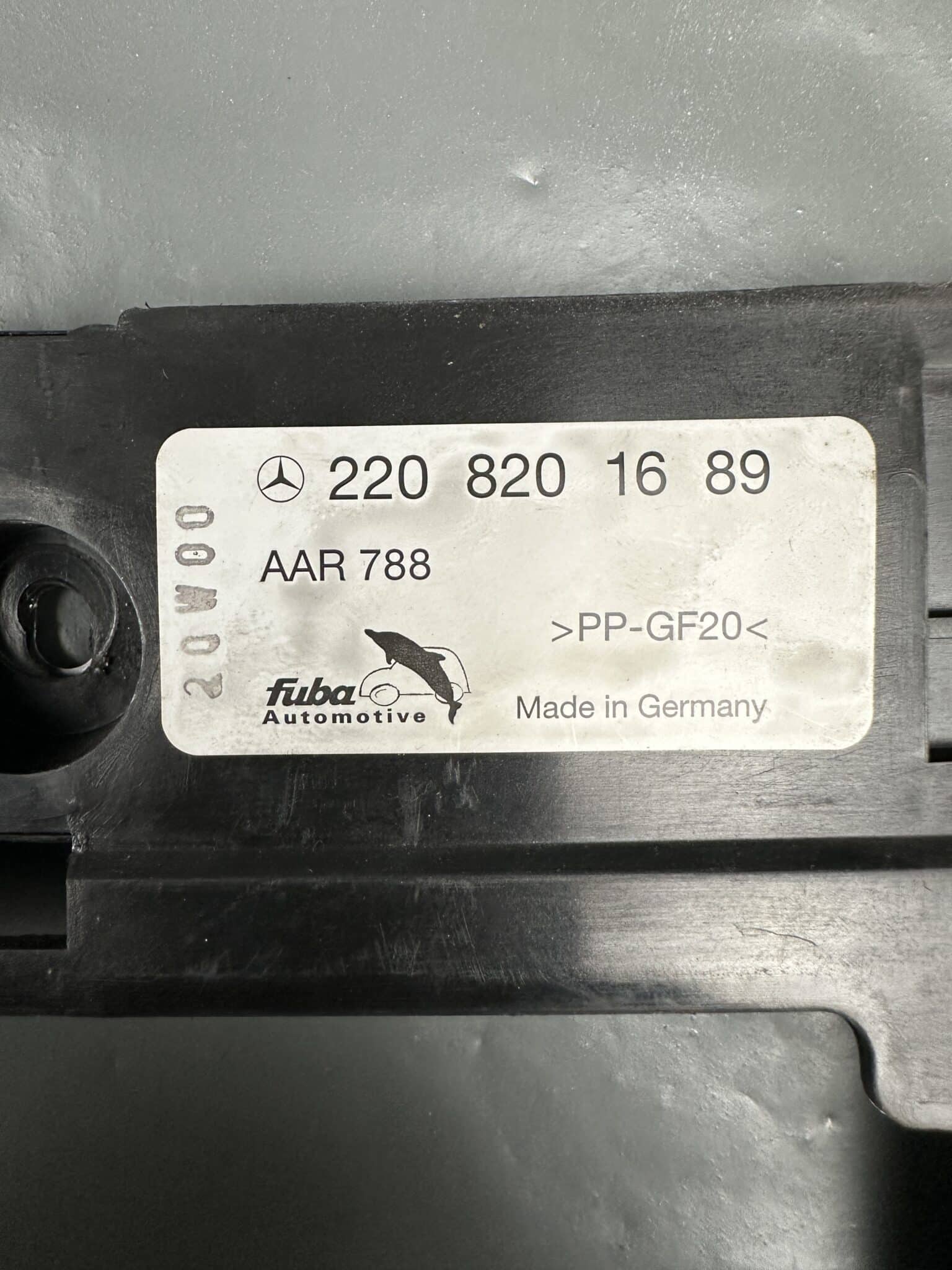A2208201689 / 2208201689 Mercedes W220 S-Class Radio Antenna Amplifier Fuba AAR 788