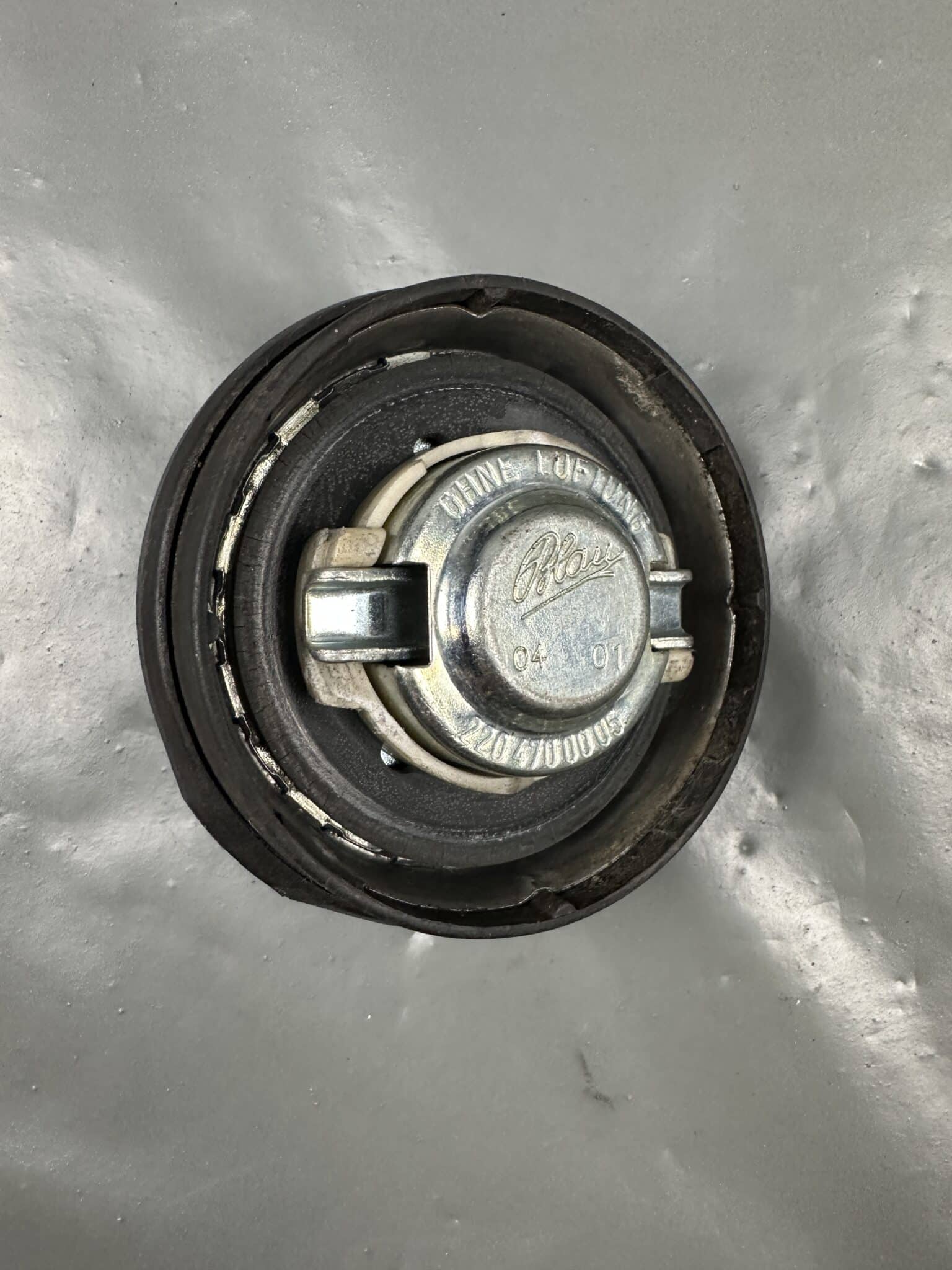 A2204700005 / 2204700005 Mercedes W220 W210 W202 W208 R170 Fuel Tank Filler Cap