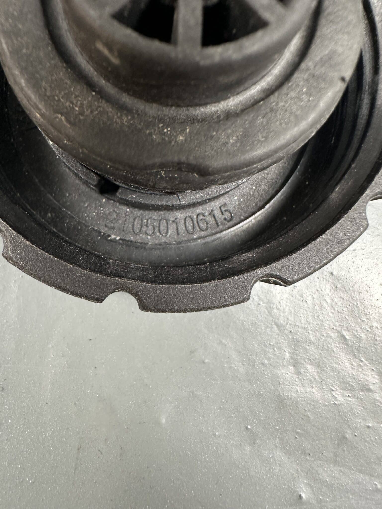 2105010615 Mercedes W210 W211 W220 W203 Coolant Expansion Tank Cap