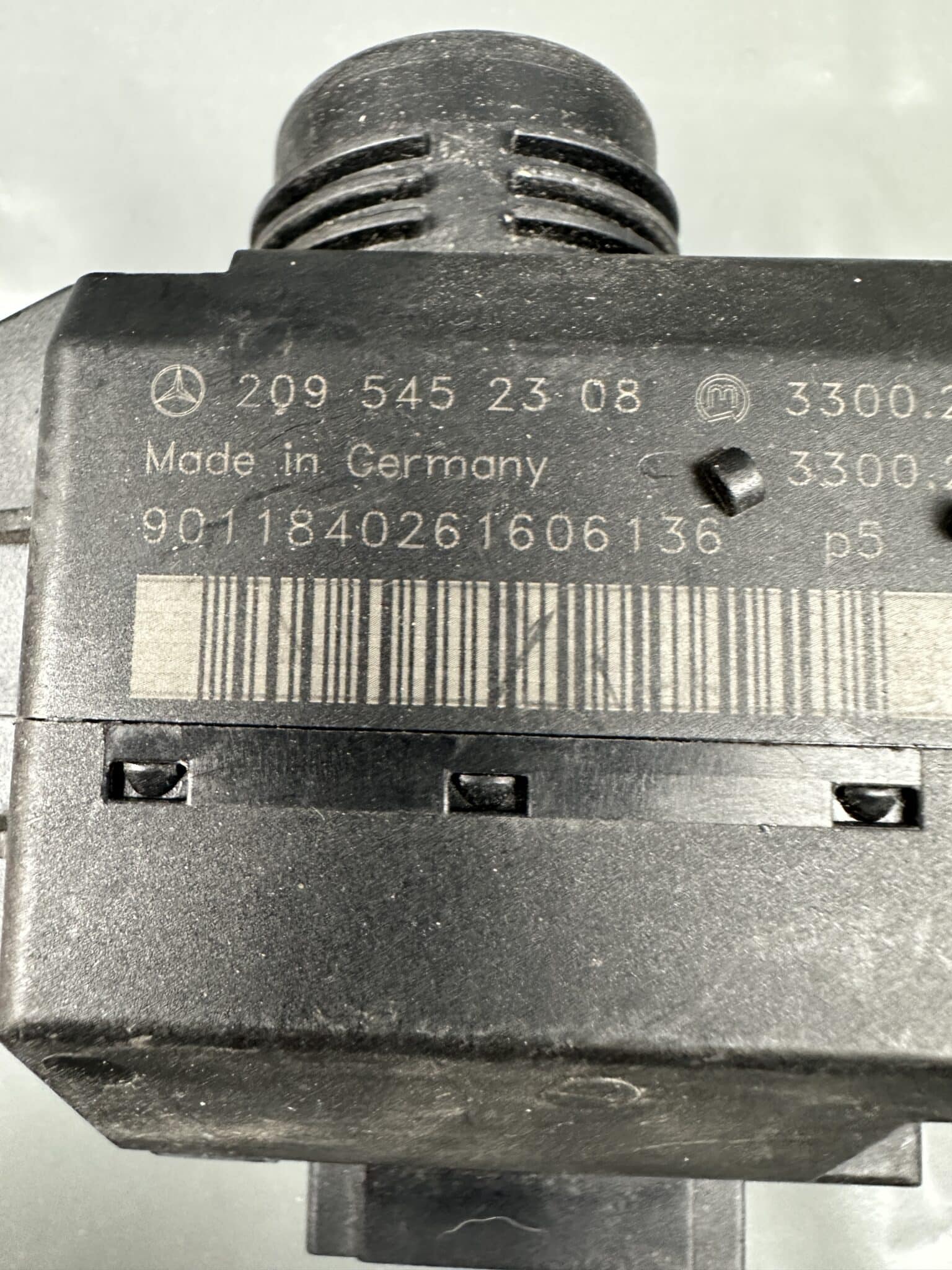 A2095452308 / 33002421 Mercedes W203 CL203 W209 EIS EZS Ignition Switch Module – OEM Used & Tested