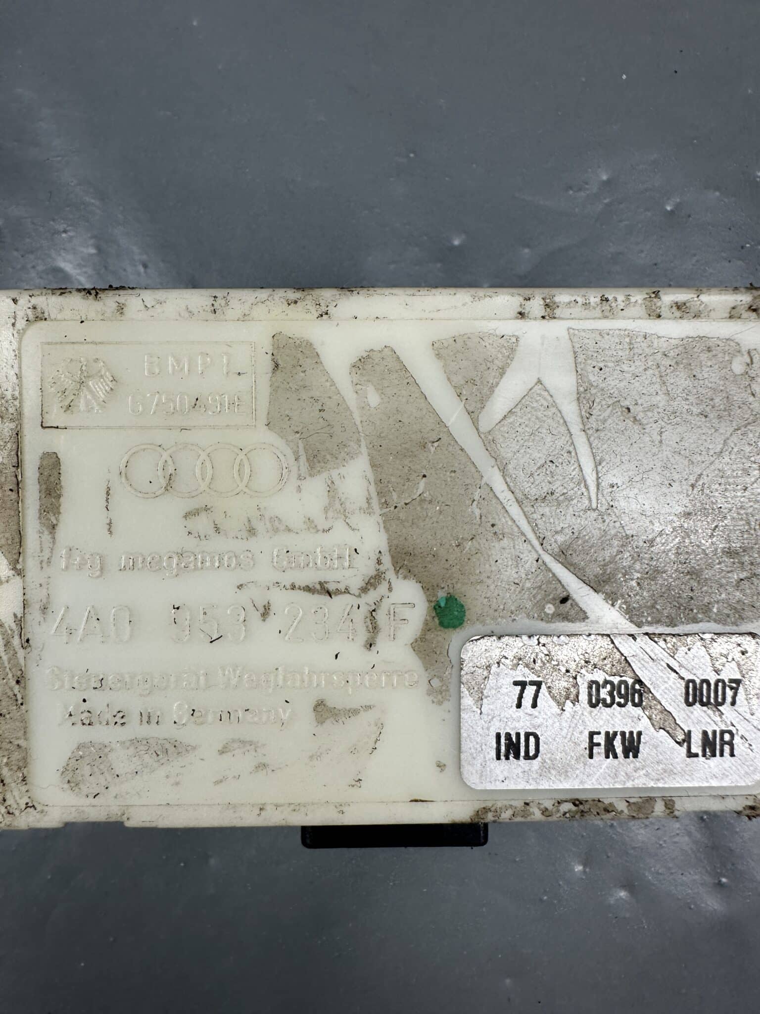 4A0953234F / 8D0953234 Audi A4 B5 A6 C4 A8 D2 80 90 S2 RS2 Megamos Immobilizer Control Unit – OEM Used & Tested