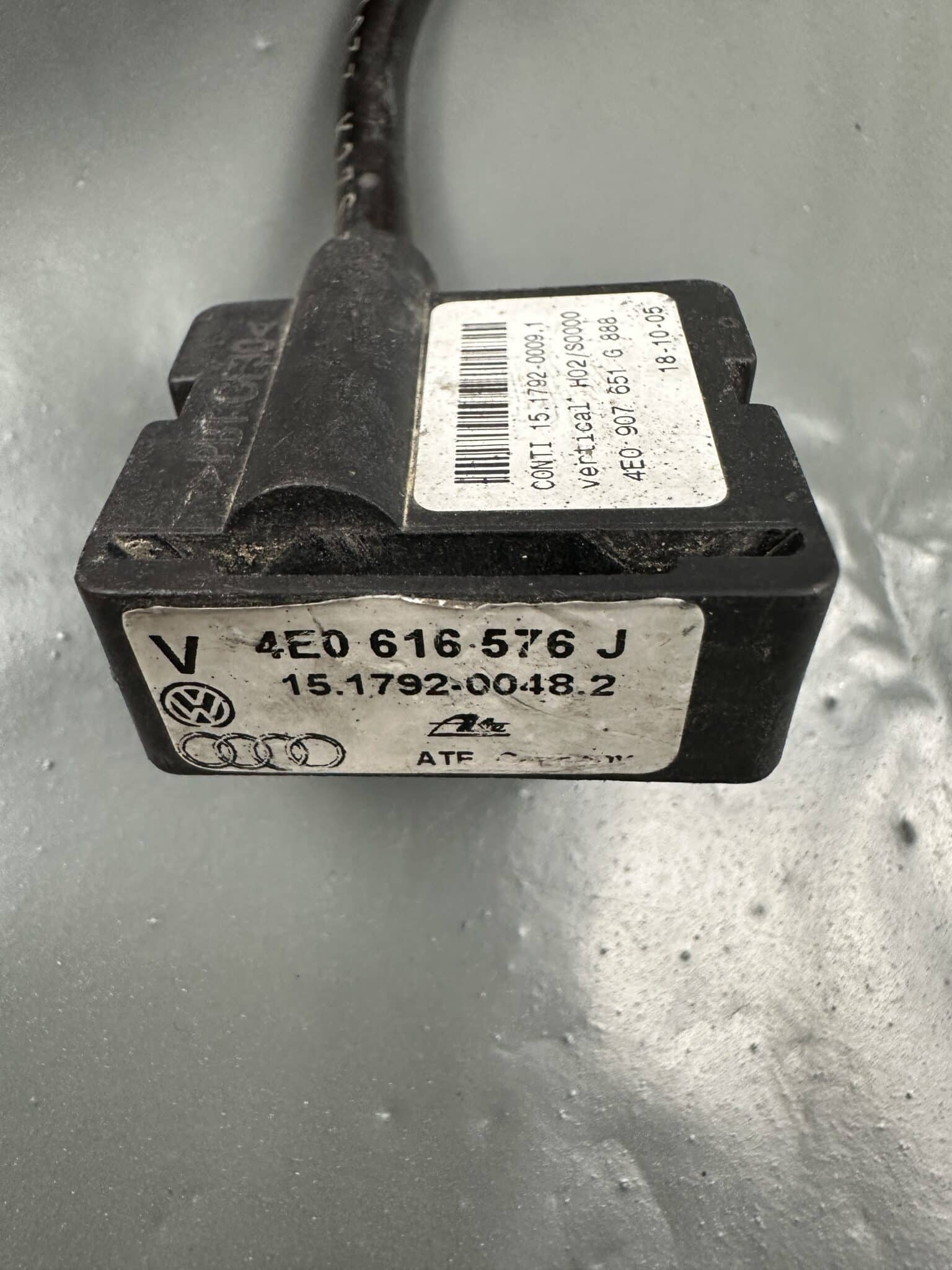 4E0616576J / 4E0907651G Audi A8 S8 D3 Front Right Air Suspension Acceleration Sensor – OEM Used & Tested