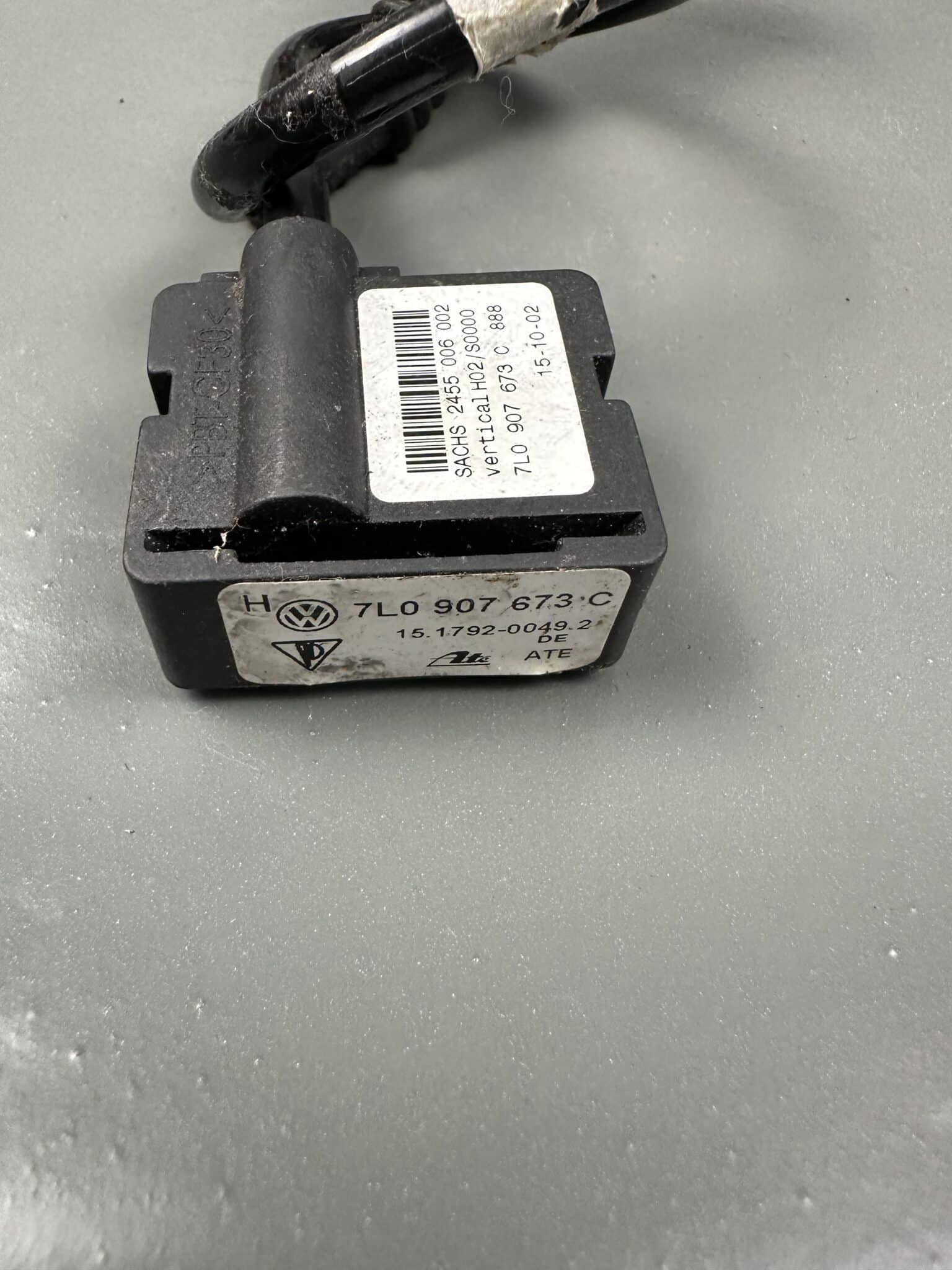 7L0907673C / 15.1792-0049.2 VW Touareg 7L Cayenne Audi Q7 Sensore sospensione pneumatica posteriore – Originale usato e collaudato