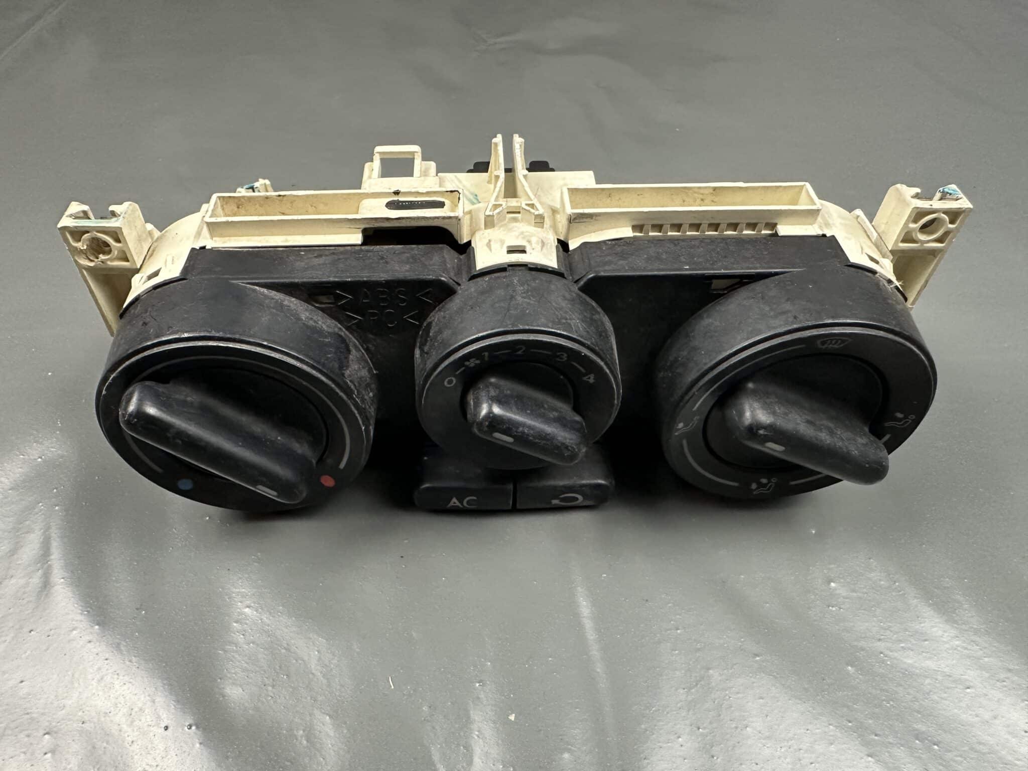 1C0820045D VW New Beetle İklim Kontrol Paneli – Orijinal Kullanılmış ve Test Edilmiş