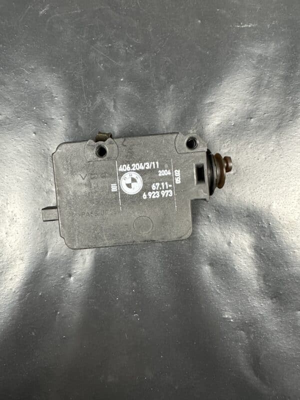 67116923973 / 406.204/3/11 BMW E46 актуатор на капака на горивото – оригинален употребяван и тестван